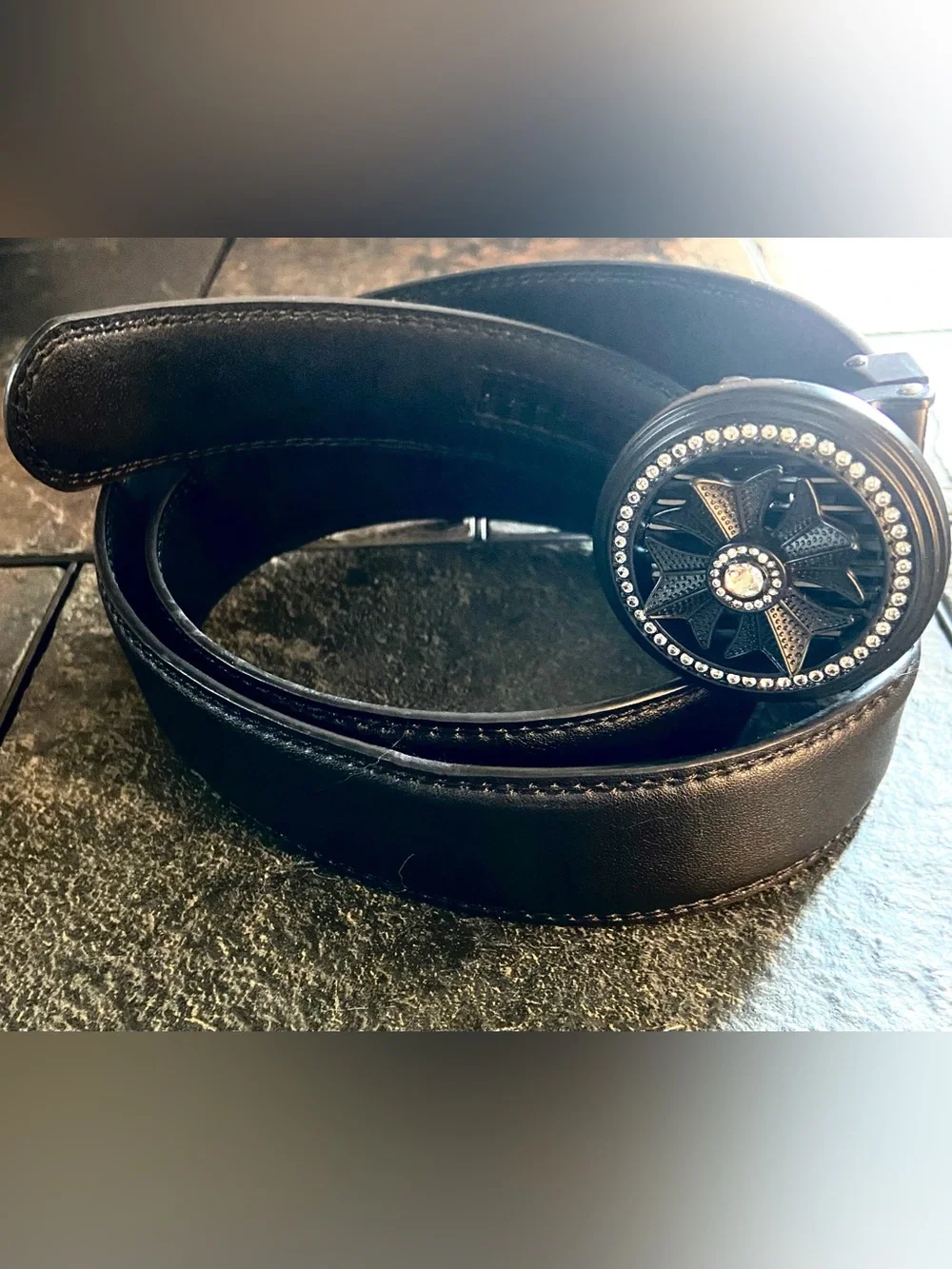 Spinning Star Belt Buckle with Crystal Accents NWOT Genuine Leather.⭐️💕